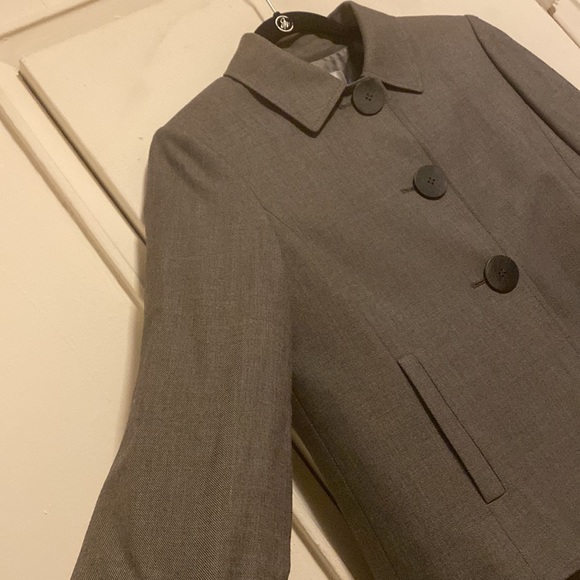 Two Piece Gray Tahari Suit Size 8 - Picture 3 of 10